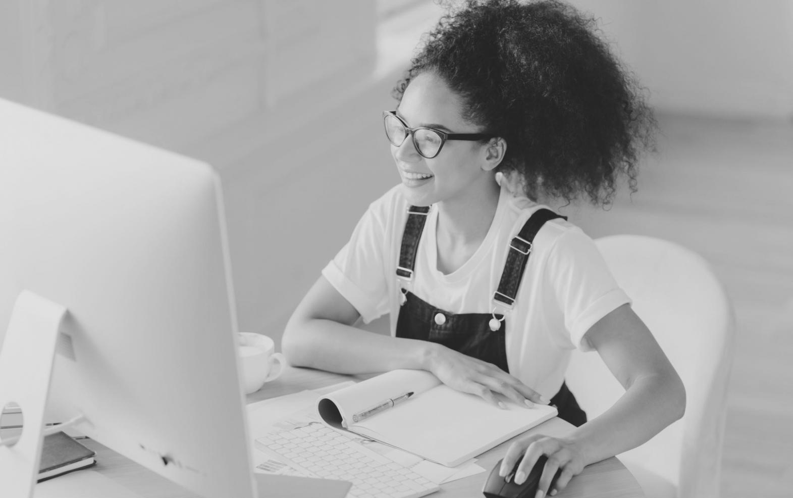 Professionnel utilisant des outils de budgétisation avancés