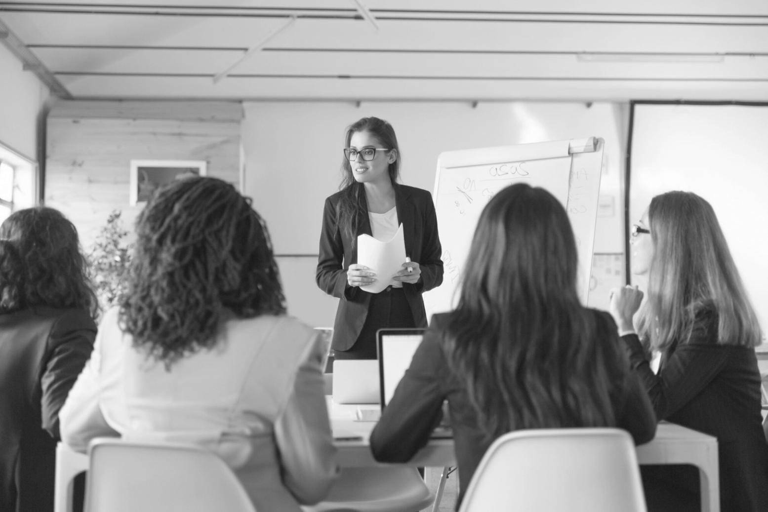 Bureau ilmarovexi à Reims - Équipe au travail sur projets financiers